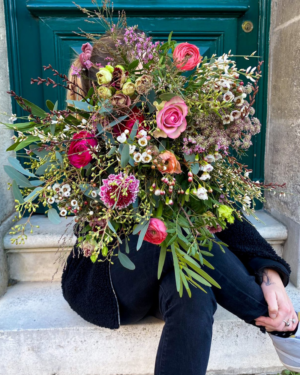 bouquet de saint-valentin kraft fleurs et jouets bordeaux